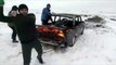 Russie : Il se jette dans un lac gelé avec une voiture en feu !