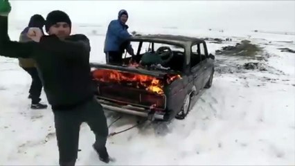 Video herunterladen: Russie : Il se jette dans un lac gelé avec une voiture en feu !