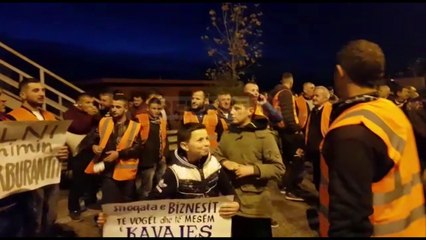 Report Tv- Protestuesit bllokojnë me makina njërin sens të rrugës Kavajë- Rrogozhinë