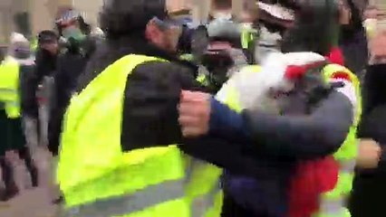 "Gilets jaunes" : un manifestant d'extrême droite pris à partie à Paris