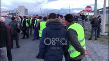 Ora News - Dhjetori i protestave, në superstradën Lezhë-Shkodër fermerët bllokojnë rrugën