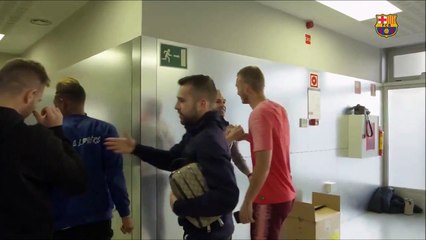 Iniesta Visita a sus Antiguos Compañeros del Barça