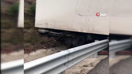 Mezitlerde tır kazası yolu trafiğe kapattı