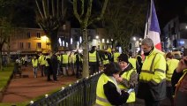 Des Gilets jaunes de l'Ain mobilisés devant la préfecture de Bourg-en-Bresse après le discours d'Emmanuel Macron