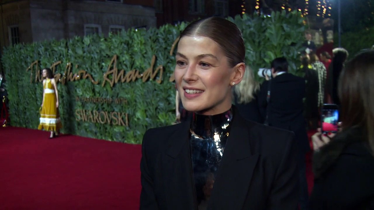 Rosamund Pike talks Golden Globes at The Fashion Awards 2018