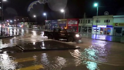 Su borusu patladı, iş yerlerini su bastı - SİVAS