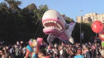 Unas 100.000 personas disfrutan en Santiago de un desfile de globos gigantes