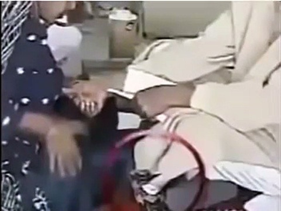 !!جعلی_پیر_صاحب_کا_نیا_کارنامہ!_نوخیز_لڑکی_کے_ساتھ_شرمناک_حرکات