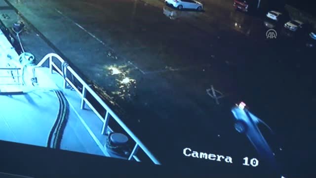 Denize Düşen Otomobildeki Vatandaşları Balıkçılar Kurtardı - Otomobilin Denize Düşme Anı