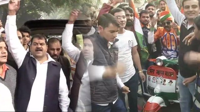 Assembly Elections Results 2018: शुरुआती रुझानों से जोश में Congress, फोड़े पटाखे । वनइंडिया हिंदी