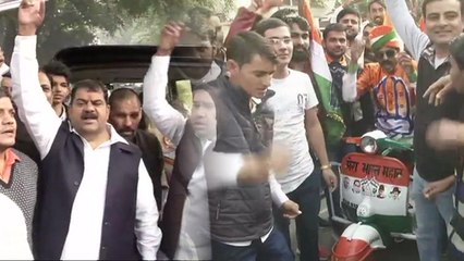 Télécharger la video: Assembly Elections Results 2018: शुरुआती रुझानों से जोश में Congress, फोड़े पटाखे । वनइंडिया हिंदी