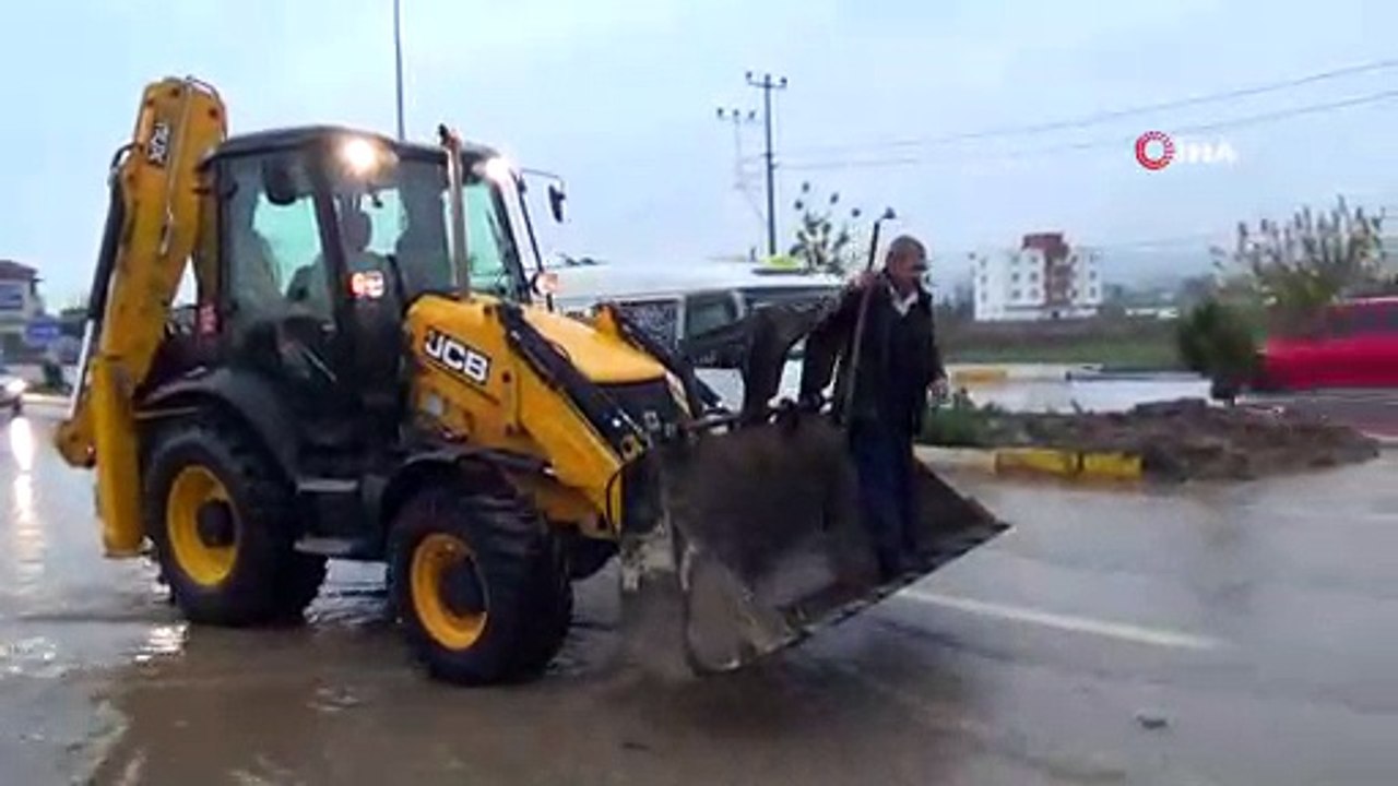 Adıyaman’da şiddetli yağış sonrası cadde ve sokaklar göle döndü