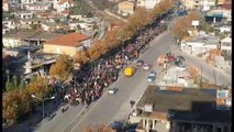 Pamjet nga lartë, studentët e UBT nisin marshimin drejt protestës te Ministria e Arsimit