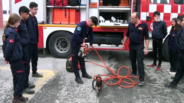 Liseli itfaiyeciler eğitimlerini Kütahya Belediyesi İtfaiye Müdürlüğü’nde alıyor