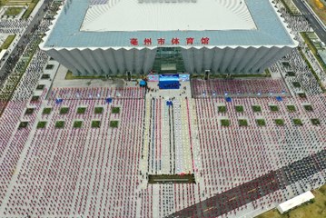 500 Bin Kişi Aynı Anda 'Kungfu Yoga' Yaptı