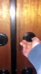 Quelqu'un frappe à la porte d'entrée dans un ranch