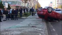 Reprot TV - Aksident në Vlorë, makina përplas biçikletën dhe përmbyset