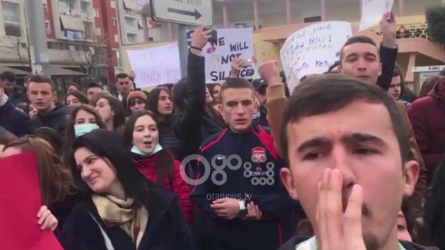 Ora News - Studentët para pallatit të Sporteve Asllan Rusi : Eja mblidhuni këtu, këtu