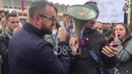 Ora News - Pedagogu mbështet protestën e studentëve