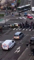 Voiture retournée dans le quartier du Marais à Schiltigheim