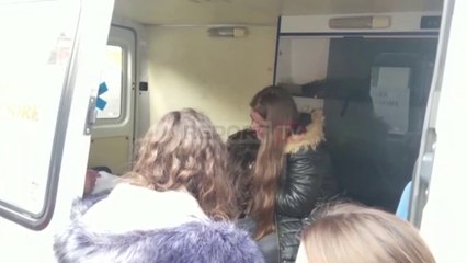 Protesta e studentëve/ I bie të fikët një protestueseje, transportohet me ambulancë