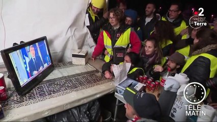 "Gilets jaunes" : les mesures d'Emmanuel Macron ne convainquent pas