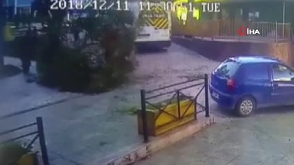 Fırtına Dehşeti Kamerada... Anne ve Çocukları Kırılan Ağaç Dalının Altında Böyle Kaldı