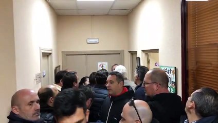 Los taxistas hacen un escrache al presidente de la Federación del Taxi