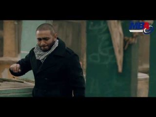 شوف تامر حسني يبكي في مقابر والده في مشهد تدمع له العيون