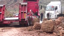 Aşırı Yağış Heyelana Neden Oldu, Karayoluna Tonlarca Ağırlığında Kayalar Düştü