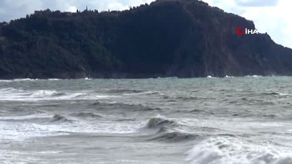 Alanya'da Dev Dalgalar Oluştu, Denizin Rengi Kahverengi Döndü