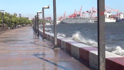 Mersin'de Dev Dalgalar Korkuttu