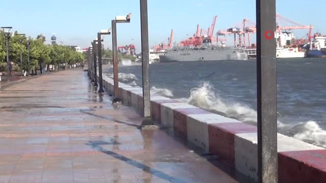 Mersin'de Dev Dalgalar Korkuttu