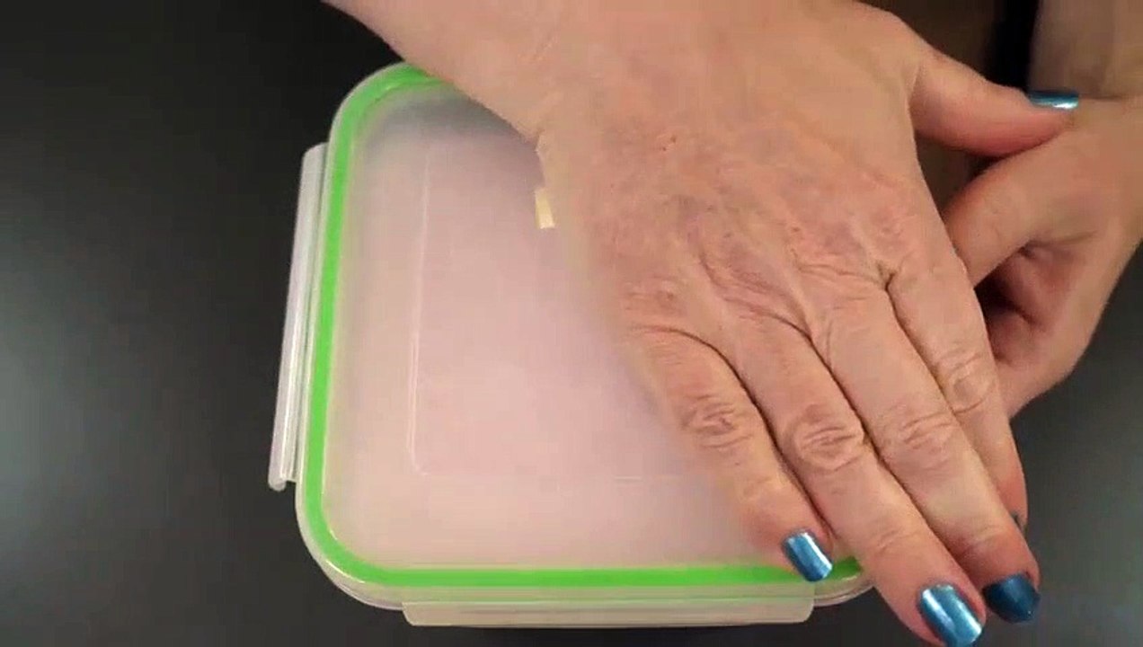 ASMR-Slime #17: Oma Tana spielt mit rosa Einhorn-Slime - sanfte Stimme