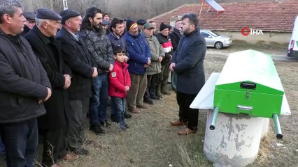 Ahşap evde çıkan yangında dumandan zehirlenerek hayatını kaybeden 3 yaşındaki Atakan'dan geriye ayakkabıları kaldı