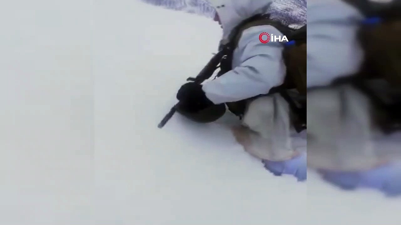 MSB Hakkari'deki komandoların karlı dağlarda zorlu görev mücadelesinin görüntülerini paylaştı