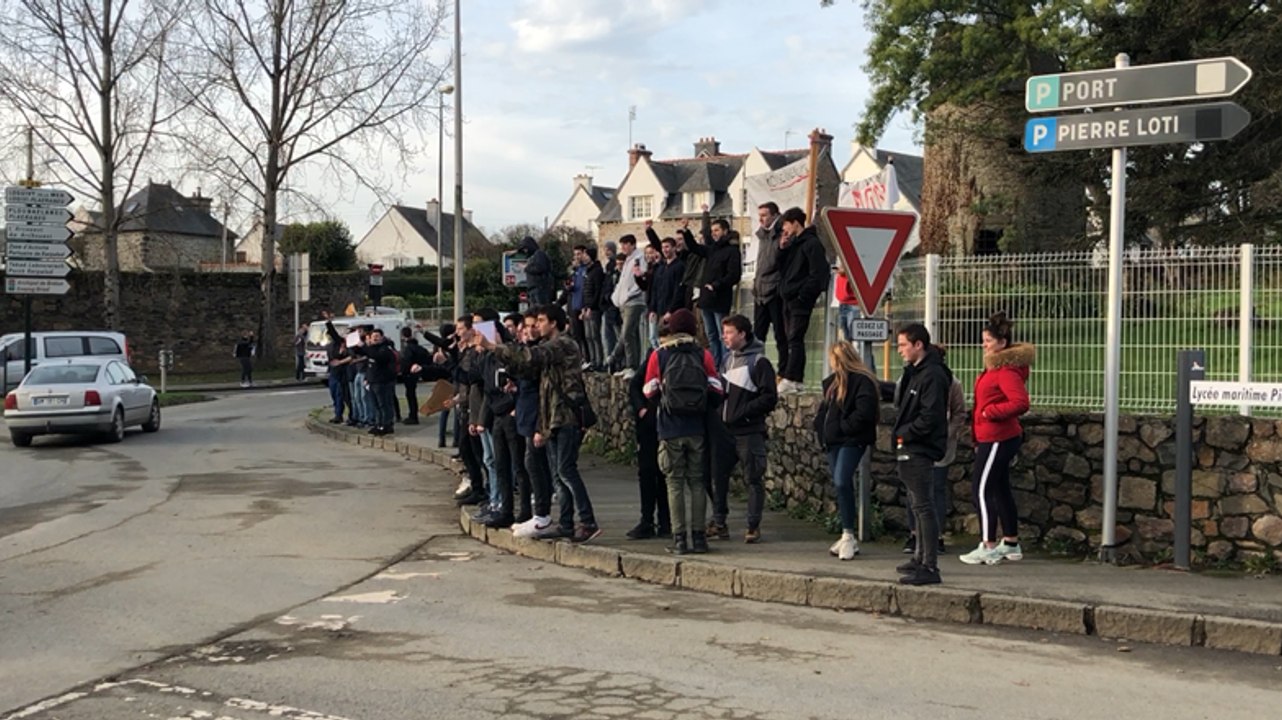Les élèves du lycée maritime dans la rue