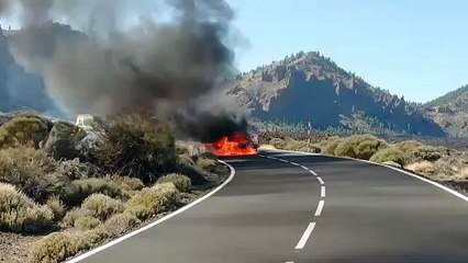 Download Video: Un espectacular choque frontal deja 4 heridos, dos coches ardiendo y un gran atasco en Las Cañadas