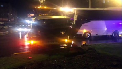 Otomobili ile refüje çıktı… Elektrik direğini yerinden söktü...