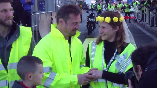 Dha Dış - 'Sarı Yelekliler' Eylemlerinde Tanıştılar, 'Sarı Düğün' Yaptılar