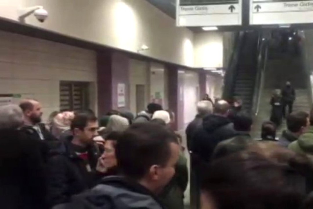 Marmaray'da Teknik Arıza Nedeniyle Seferler Yap...