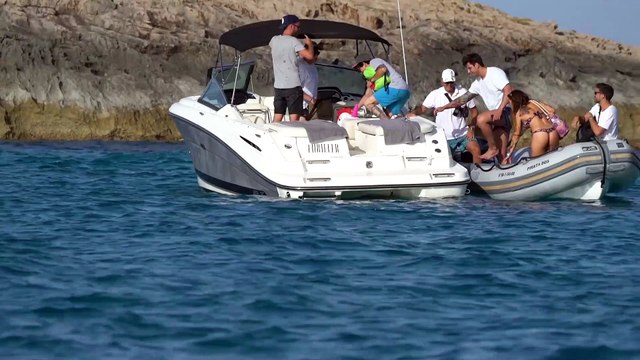 Diego Matamoros, junto a una bella joven en su despedida de soltero