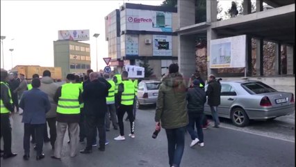 Bllokohet edhe rruga Lezhë- Shkodër nga protestuesit e mbështetur nga PD-ja