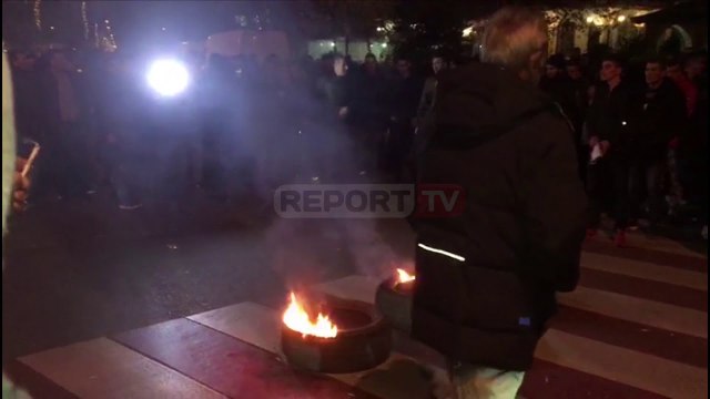 Report Tv-Në Shkodër protestuesit e mbështetur nga PD-ja djegin gomat
