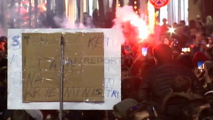 Skadon ultimatumi për qeverinë, përçahen protestuesit, një pjesë shkojnë te 'Zogu i Zi'