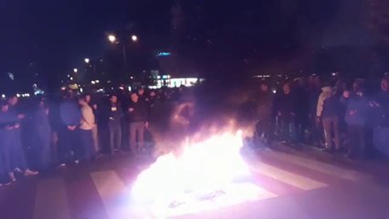 Shkodër, protestuesit djegin gomat