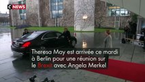 La portière de la voiture de Theresa May reste bloquée…