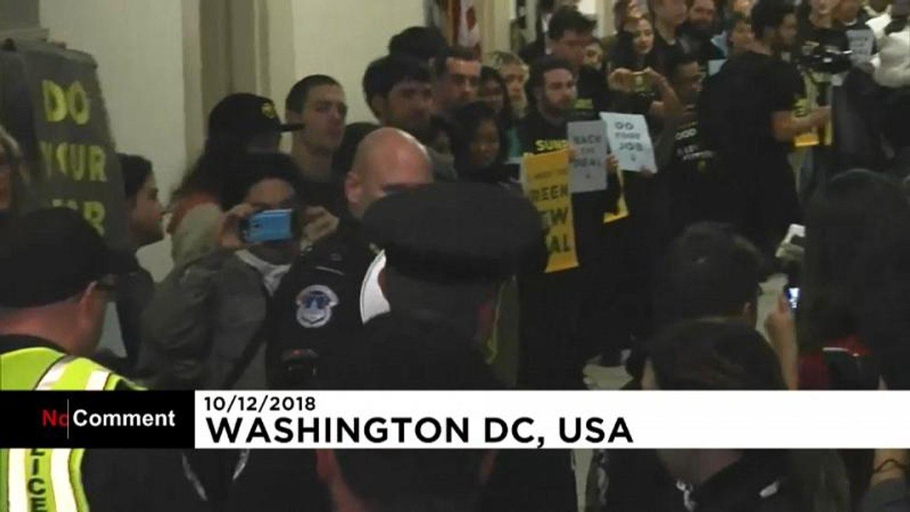 USA : Des activistes climatiques manifestent dans la Chambre des représentants