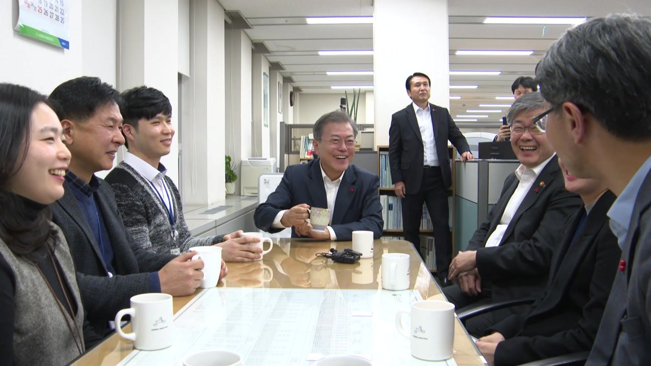 고용부 찾은 문 대통령 "최저임금 인상 너무 빠릅니까?" / YTN