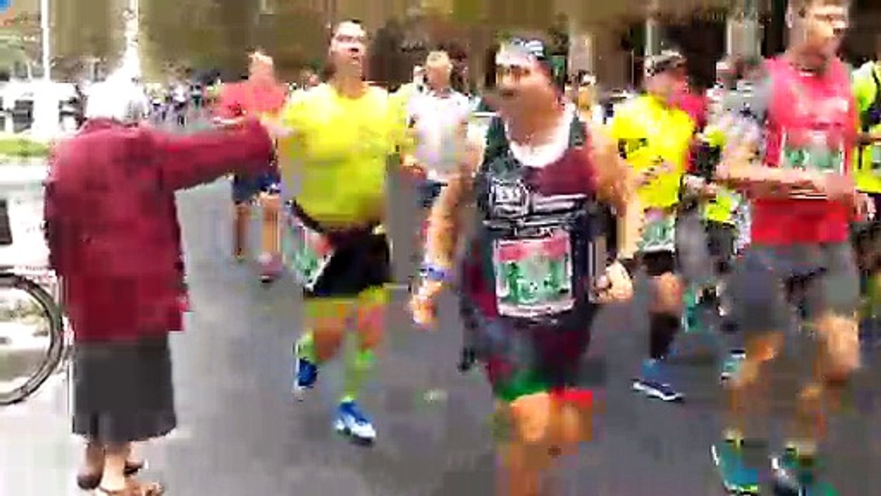 Une mamie encourage des marathoniens de façon originale